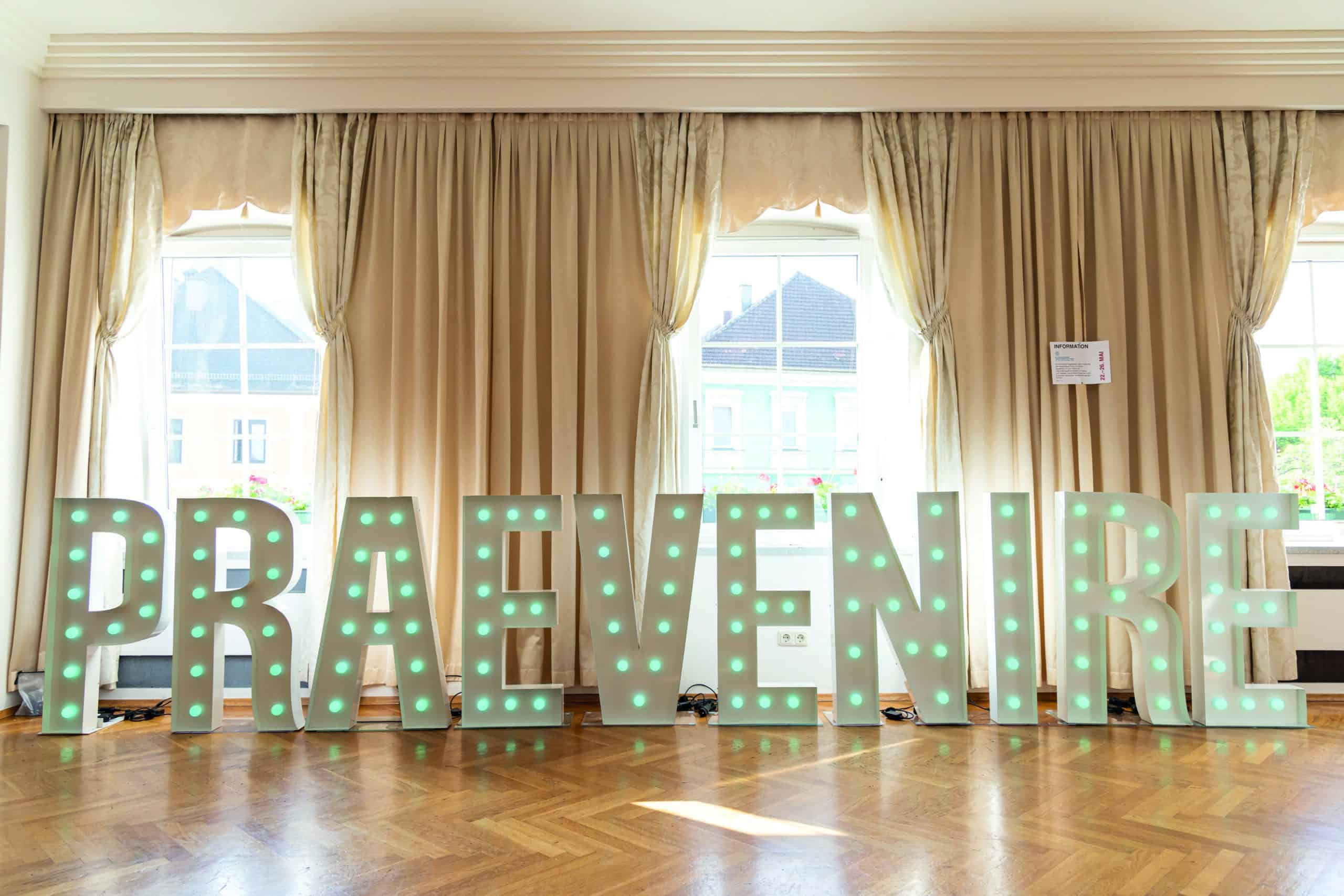 Schriftzug PRAEVENIRE
