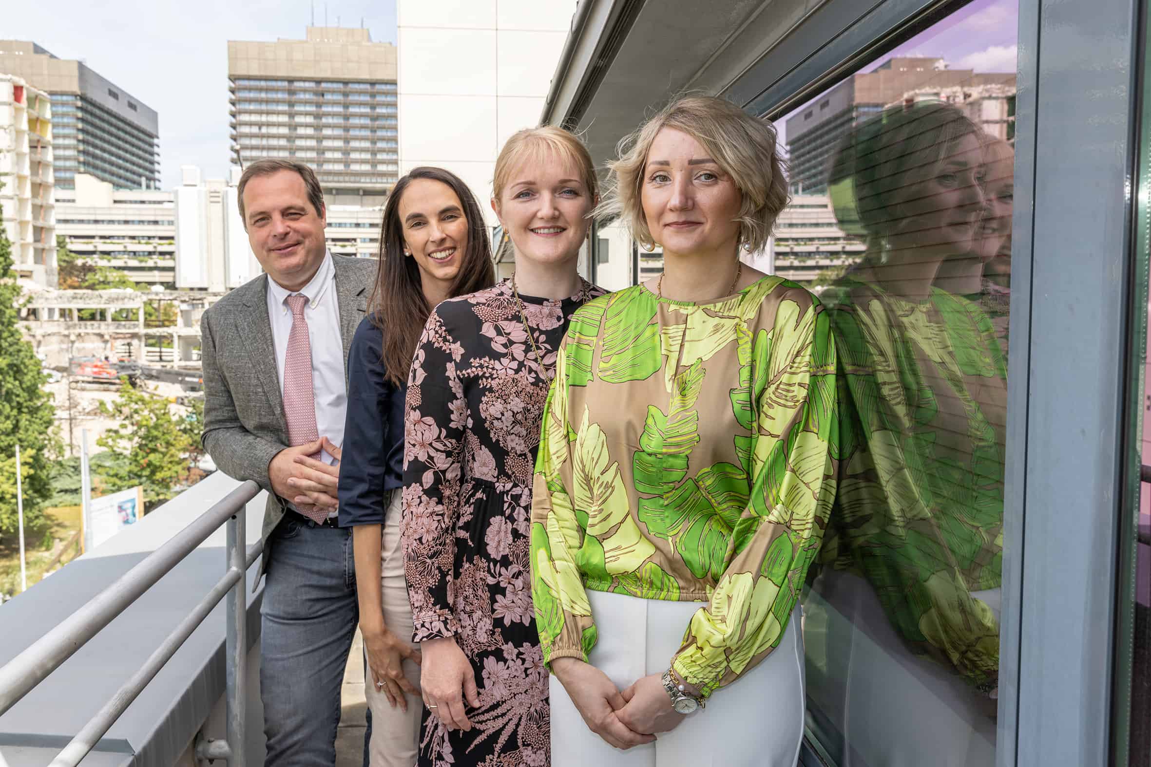 Gruppenfoto: v. l. n. r.: Robert Wagner (DPU, Direktor Strategische Hochschul- planung, Management und Wissenschaft), Julia Furtner-Srajer (Stv. Leiterin MIAAI), Ramona Woitek (Leiterin MIAAI), Olgica Zaric (Researcher MIAAI).