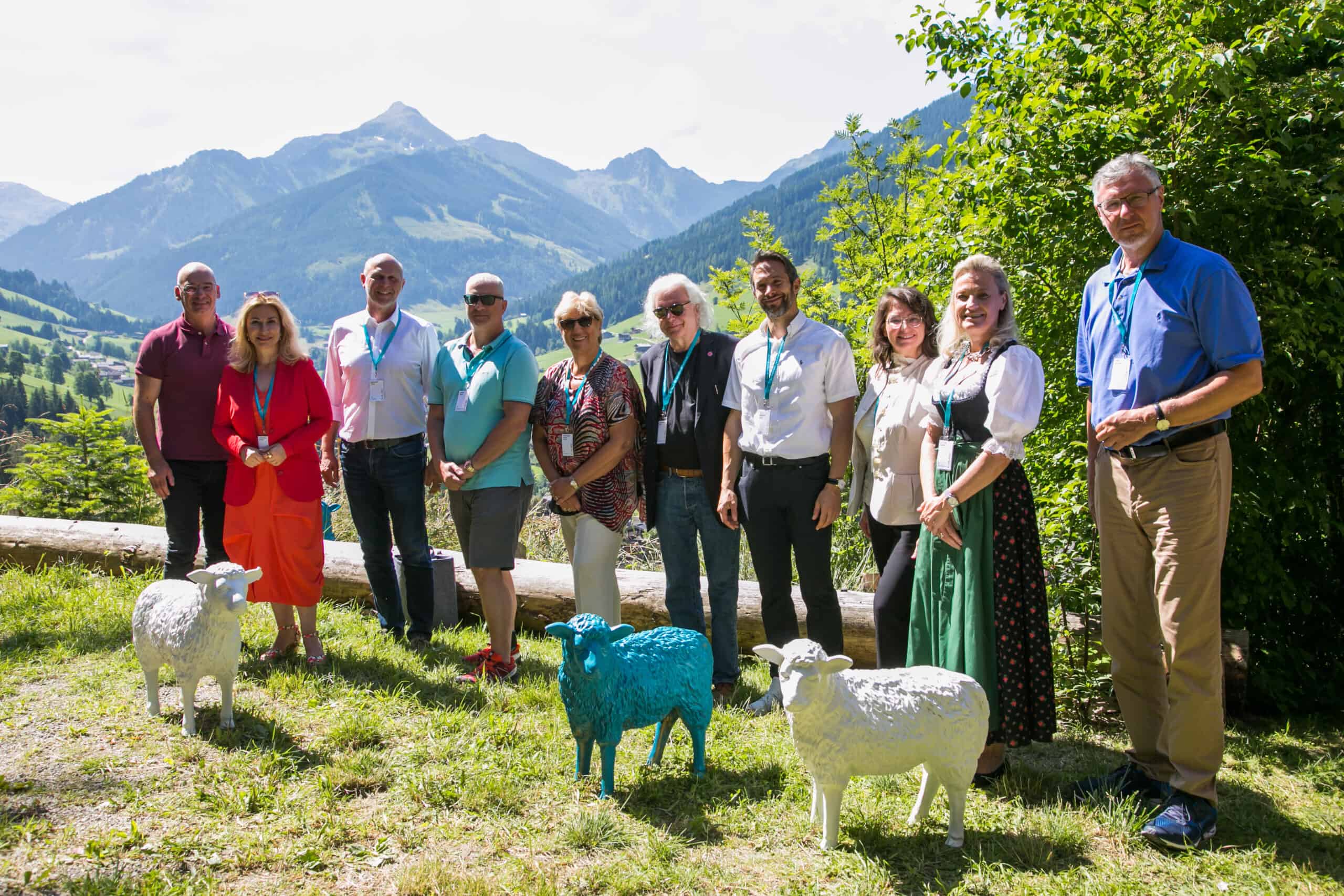 Teilnehmerinnen und Teilnehmer des Gipfel- gesprächs v.l.: Hanns Kratzer, Elham Pedram, Robin Panche- ri, Edgar Starz, Christa Wirthumer-Hoche, Josef Zellhofer, Bernd Schöpf, Sabine Röhren- bacher, Gunda Gittler, Bernhard Rupp